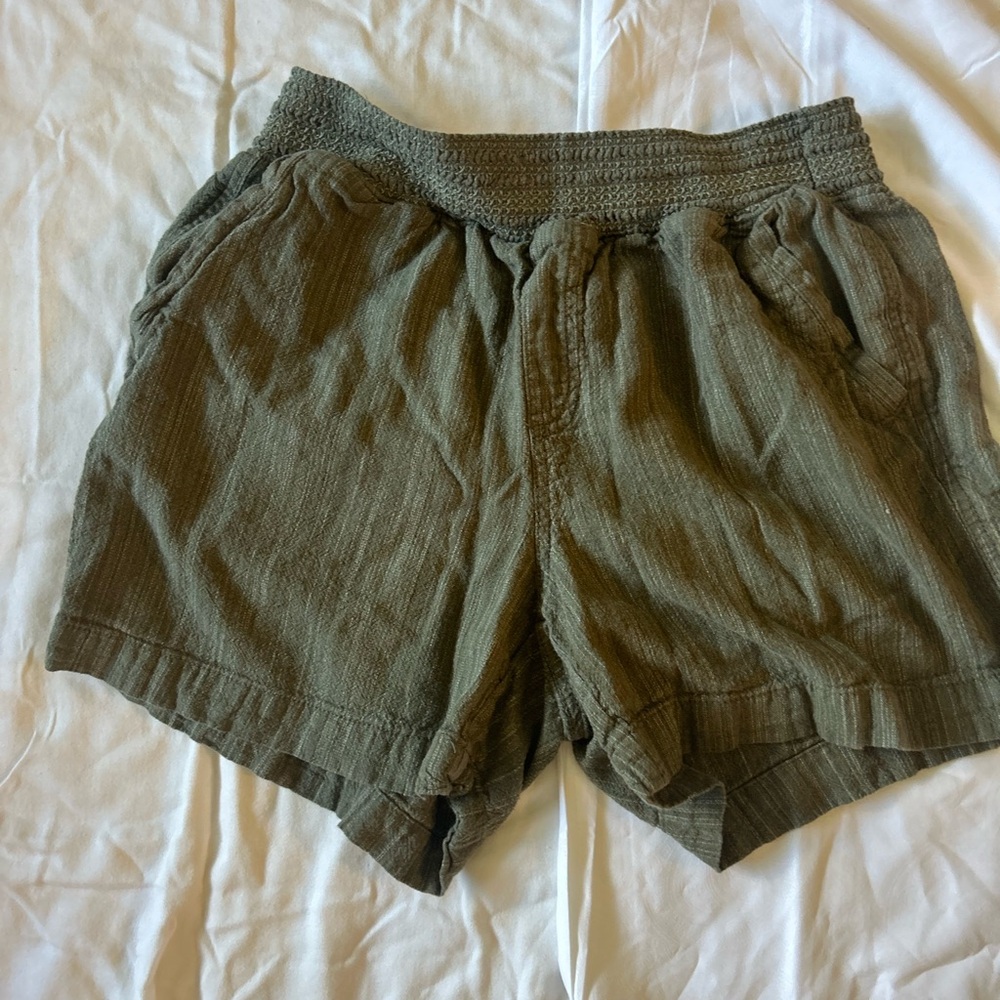 Briggs New York Women's Cargo Shorts in Olive